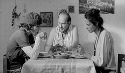 Peter Musevski, Sonja Savić, Tadej Troha v filmu Kruh in mleko (2001).