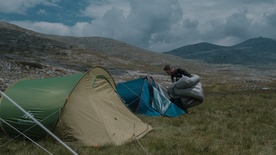 fotografija s snemanja Gora se ne bo premaknila (2025)