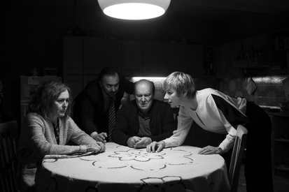 Barbara Cerar, Uroš Fürst, Mirjam Korbar, Peter Musevski v filmu Zastoj (2021).
