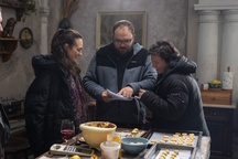 Raye Spielberg, Iza Strehar, Žiga Virc na snemanju filma Plemstvo (s.d.).