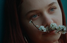 Aneja Tovornik v filmu Kokosy ~ Ljubezen oveni (2025).