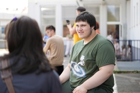 fotografija s snemanja Smrdljivc (2025)