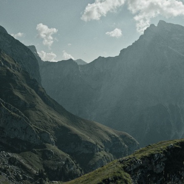 Still frame Človek s senco (2019)