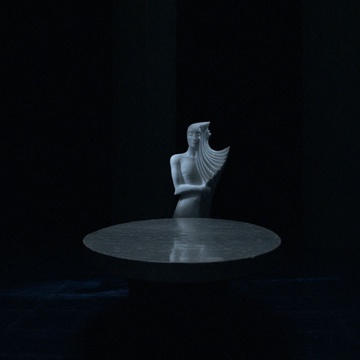 Still frame Človek s senco (2019)