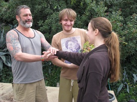 Iva Babić, Matej Puc, Eric S. Ward na snemanju filma Prihodi odhodi (2013).