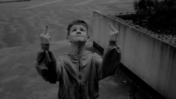 Kader iz filma SMRT – Uvod za začetnike: Priročnik s predpisi, normativi in uporabnimi namigi. Tretja, dopolnjena izdaja (2025)