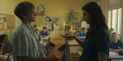 Manca Dorrer, Maks Peštaj Zevnik v filmu Elvis Škorc (2025).