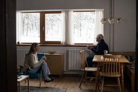 Julia Akkermans, Johan Leysen on the set of Pink Moon (2022).