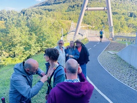 Maja Weiss on the set of Viseči most (s.d.).