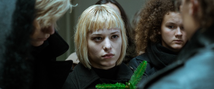 Špela Novak v filmu Razredni sovražnik (2013).