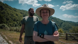 Petra Seliškar na snemanju filma Gora se ne bo premaknila (2025).