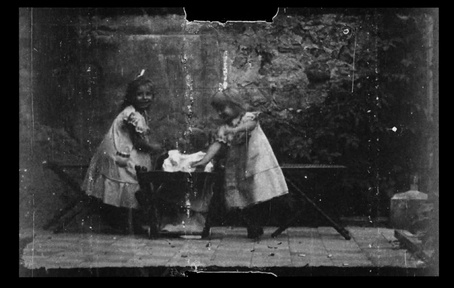 Božena Grosman, Draga Grosman v filmu Na domačem vrtu (1906).