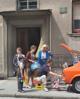 Jurij Zrnec, Tjaša Železnik on the set of Belo se pere na devetdeset (s.d.).