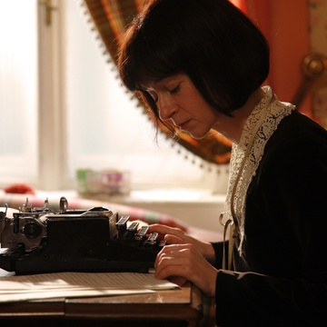 Veronika Drolc v filmu Alma M. Karlin: Samotno potovanje (2009).