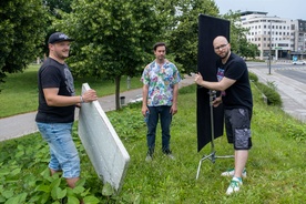 Miha Rodman na snemanju filma Hladno modra (2024).