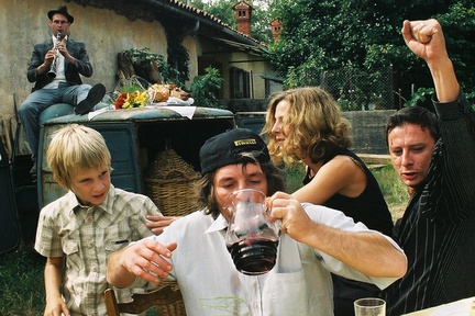 Zoran Dževerdanović, Nataša Matjašec Rošker na snemanju filma Odgrobadogroba (2005).