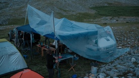 fotografija s snemanja Gora se ne bo premaknila (2025)