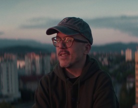 Nejc Gazvoda v filmu Kako sem čakal na sonce (2025).