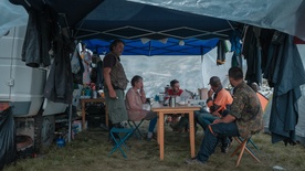 Brand Ferro, Petra Seliškar on the set of Gora se ne bo premaknila (2025).