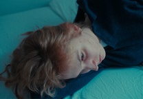 Ajda Pirtovšek v filmu Kako je pozvonilo, ko me ni bilo doma (2025).