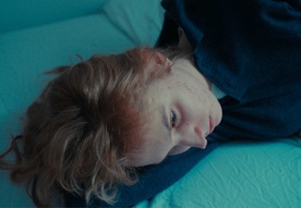 Ajda Pirtovšek v filmu Kako je pozvonilo, ko me ni bilo doma (2025).