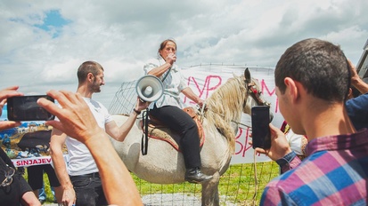 Kader iz filma To Hold a Mountain (2026)