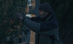 Kader iz filma Vrtnarji ovenelih rož (2025)