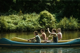 Klara Kuk, Tine Ugrin, Matija Valant v filmu Ne pozabi dihati (2019).