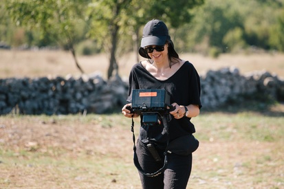 Hana Jušić na snemanju filma Bog neće pomoći (s.d.).