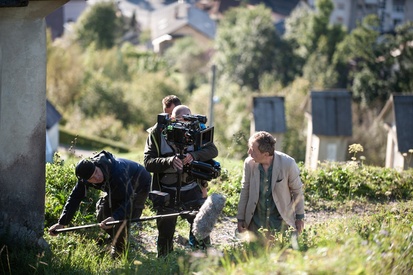 Gregor Baković on the set of Hotel Alkohol (s.d.).