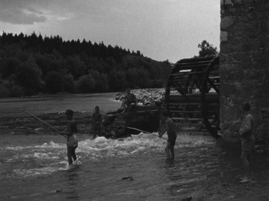Kader iz filma Mladina gradi (1946)