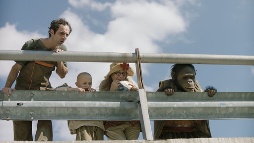 Peter Elliot, Marija Kohn, Bereda Reshit v filmu Godina na majmunot (2018).