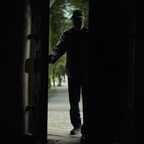 Kader iz filma Med zemljo in nebom (2025)