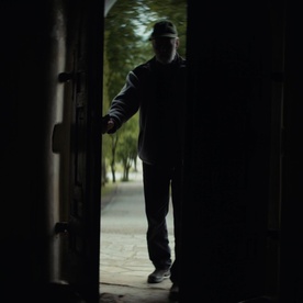 Still frame Med zemljo in nebom (2025)