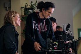 Darko Herič, Rahela Jagrič Pirc on the set of Vesolje med nami (2021).