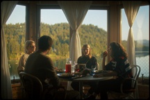 Diana Kolenc, Alenka Kraigher, Katja Predan v filmu Kaj + Ester za vedno (2022).