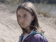 Iva Pernjaković v filmu Armadila (2020).