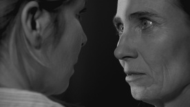 Alenka Tetičkovič, Ana Urbanc v filmu Juha z arzenikom (2025).