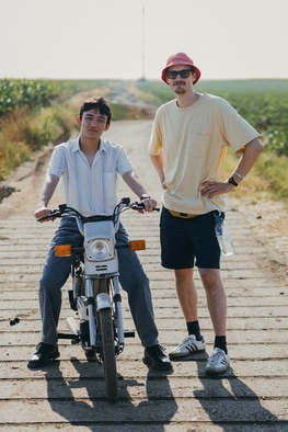 Áron Horváth Botka on the set of Izgubljena leta (s.d.).