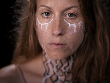 Anja Möderndorfer v filmu Bela, črna in prava ljubezen (2021).