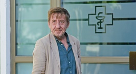 Gregor Baković v filmu Hotel Alkohol (s.d.).