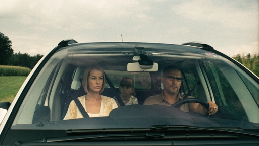 Sebastijan Cavazza, Maša Derganc, Iza Veselko v filmu Nahrani me z besedami (2012).