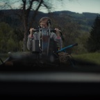 Kader iz filma Med zemljo in nebom (2025)