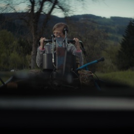 Still frame Med zemljo in nebom (2025)