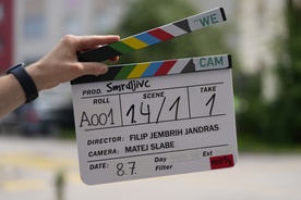 fotografija s snemanja Smrdljivc (2025)