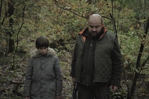 Maksimiljan Franceschini Muhič, Gregor Čušin v filmu Nedeljsko jutro (2017).