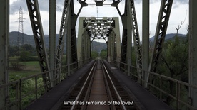 Kader iz filma Obzornik 242 – Sunčane pruge (2023)