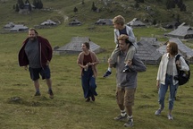 Barbara Ribnikar, Ana Urbanc, Ólafur Darri Ólafsson, Blaž Šef v filmu Skriti ljudje (2025).