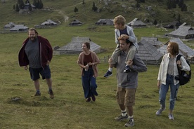 Barbara Ribnikar, Ana Urbanc, Ólafur Darri Ólafsson, Blaž Šef v filmu Skriti ljudje (2025).