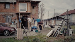 Kader iz filma Pod sveto streho (2025)